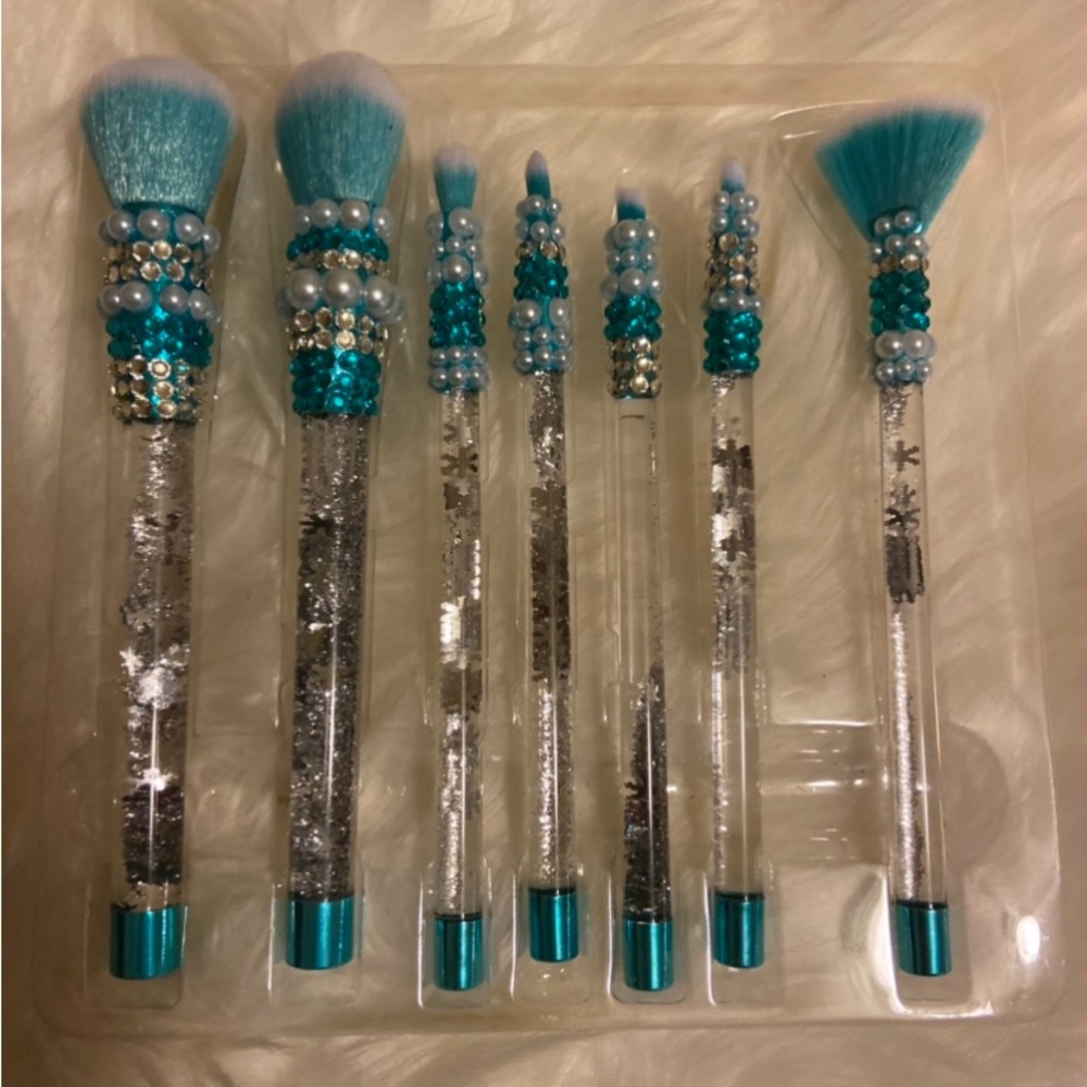 Customize 7pcs makeup brush set.